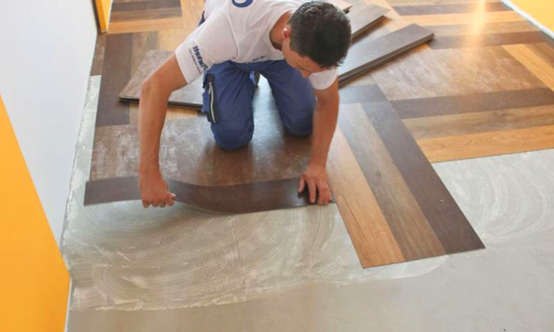 укладка виниловой плитки на клей